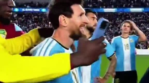 Lionel Messi gây tranh cãi vì từ chối chụp ảnh và sự cố tại trận chia tay tuyển Argentina