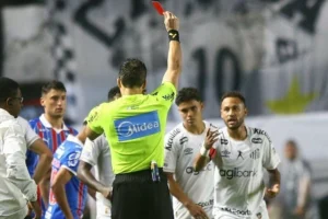Neymar nhận thẻ đỏ trực tiếp, đẩy HLV và dọa đánh đối thủ tại giải Brazil