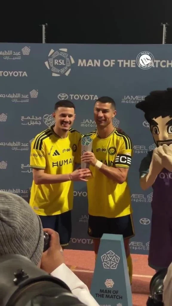 Ronaldo nhường danh hiệu Cầu thủ hay nhất trận cho đồng đội sau mốc bàn thắng thứ 982