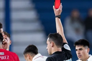 Trọng tài bóng đá lần đầu tiên sử dụng thiết bị điện tử thay thế thẻ phạt truyền thống