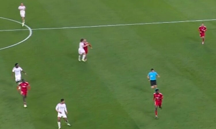 Arda Guler thoát thẻ đỏ hy hữu trong chiến thắng của Real Madrid trước Sevilla