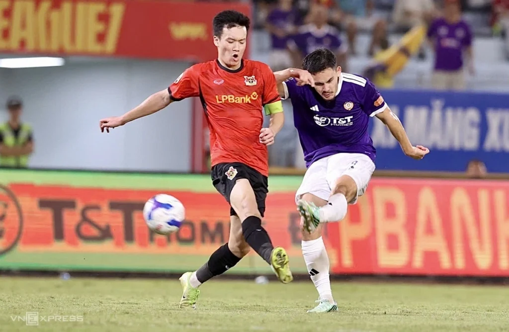 Siêu phẩm của Việt kiều giúp Hà Nội FC thắng ngược Ninh Bình tại V-League